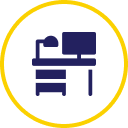 Mesa de escritório com monitor de computador
